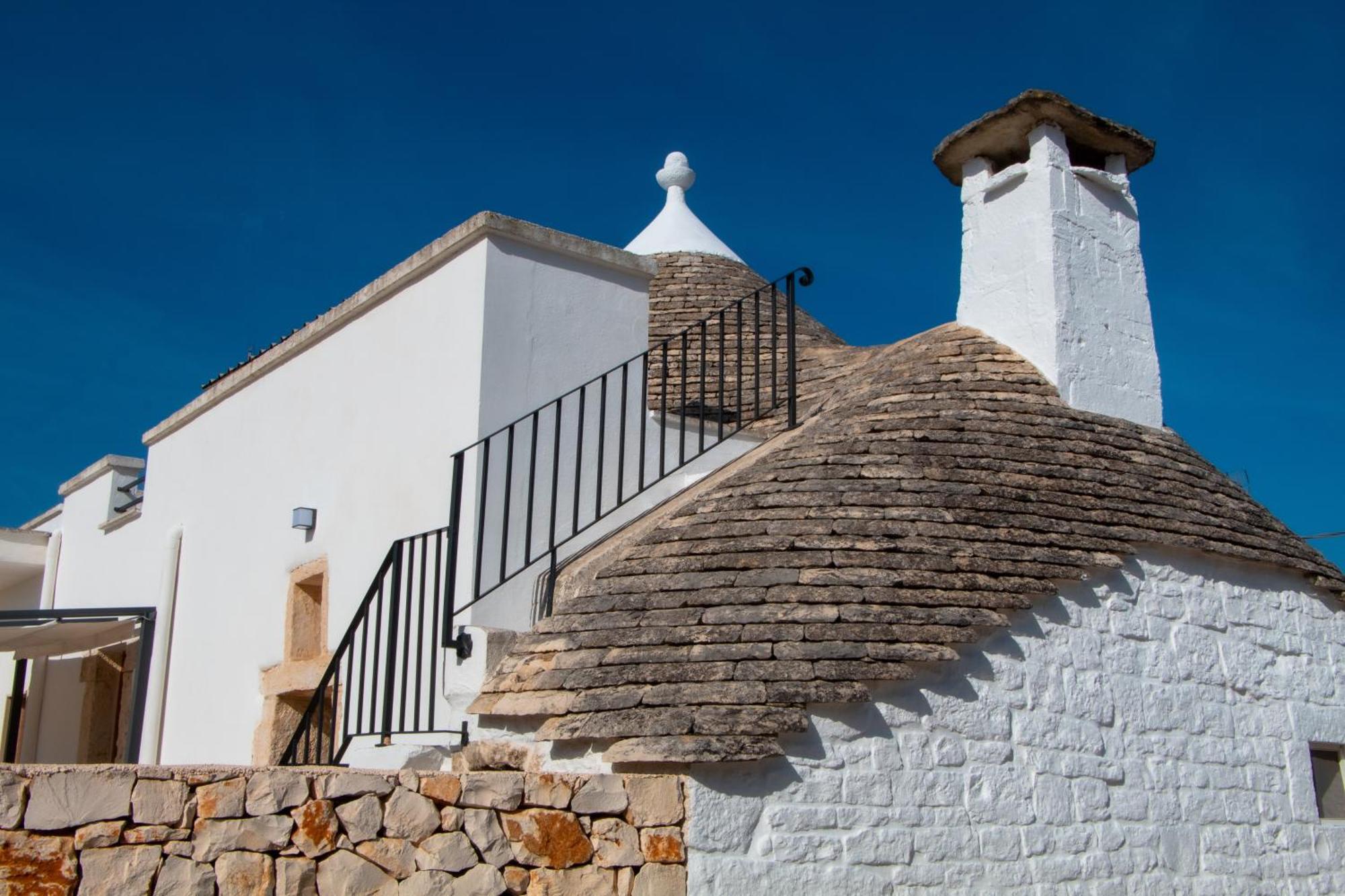 Villa With Trullo And Pool, Альберобелло Экстерьер фото
