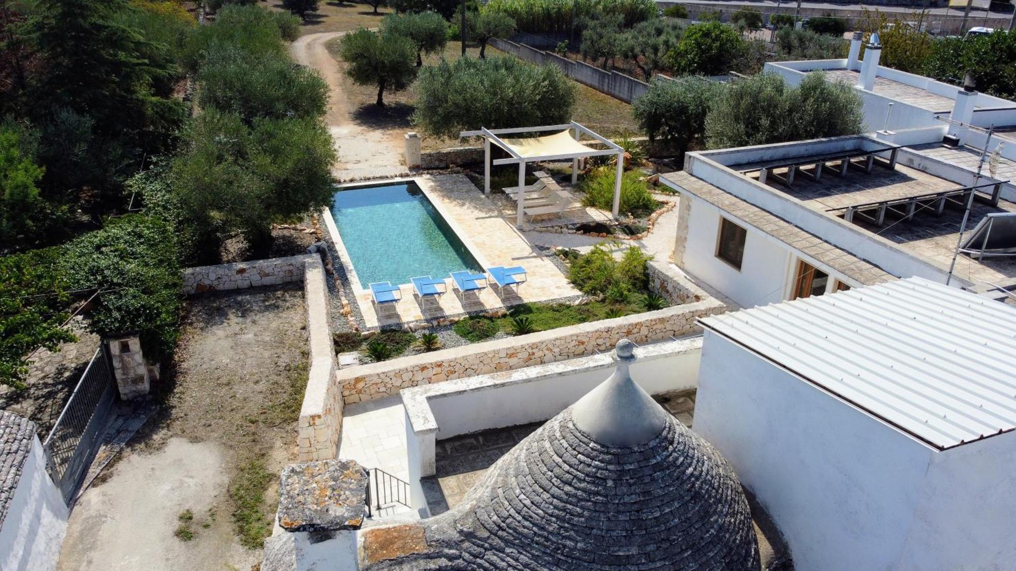 Villa With Trullo And Pool, Альберобелло Экстерьер фото